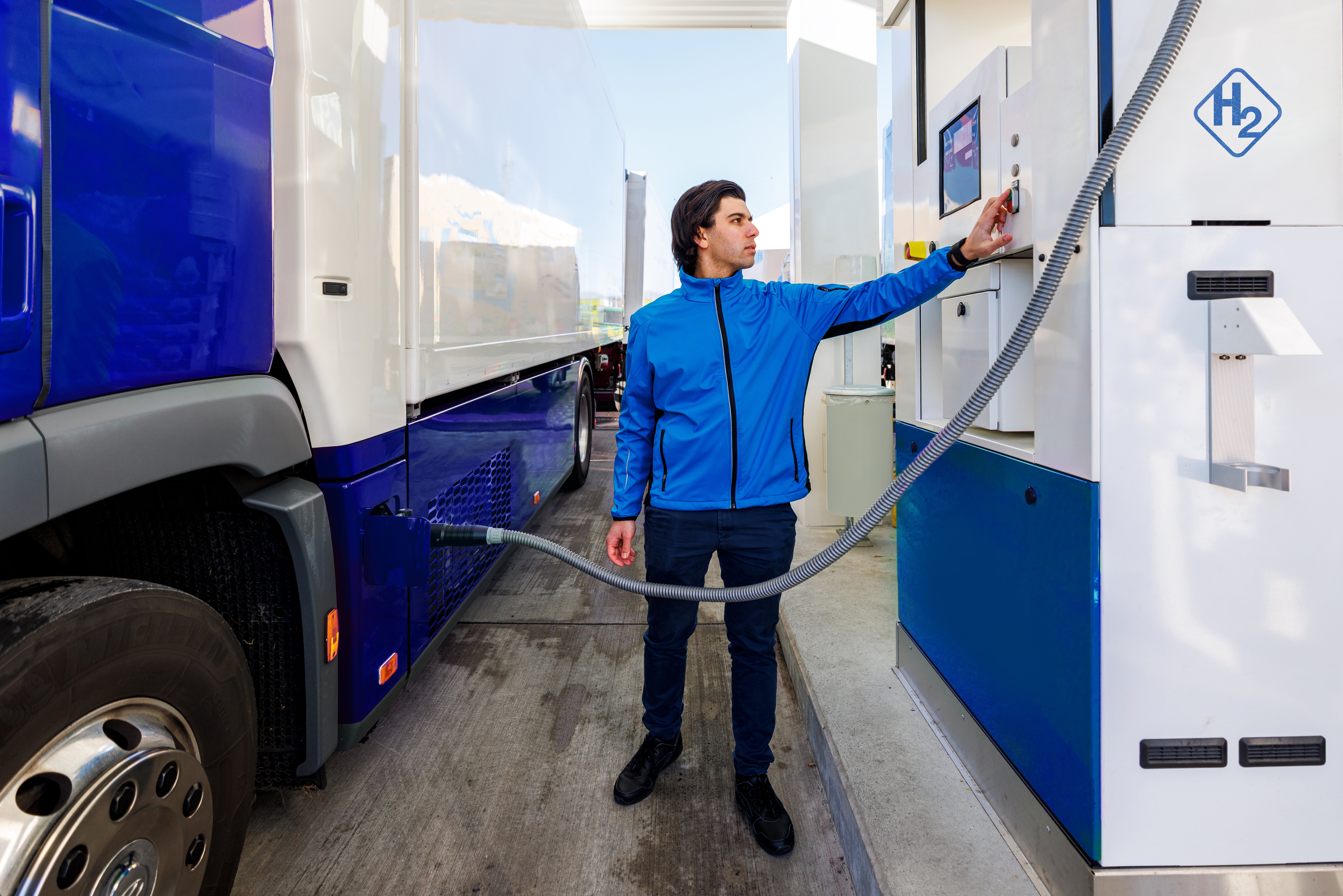 Photography-CleanEnergy-man-at-hydrogen-pump